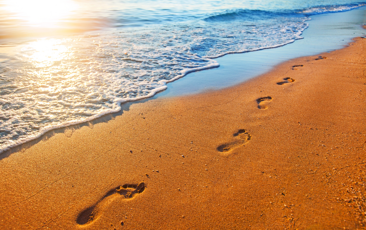 Strand, Wellen und Fußabdrücke auf Kreta
