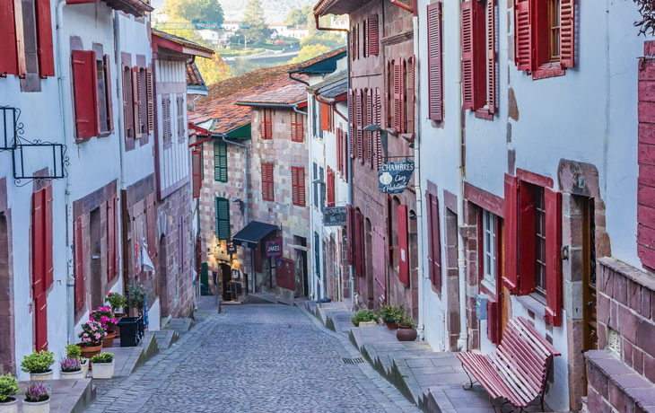 gepflasterte Straße im historischen Zentrum des Bergdorfes Saint-Jean-Pied-de-Port