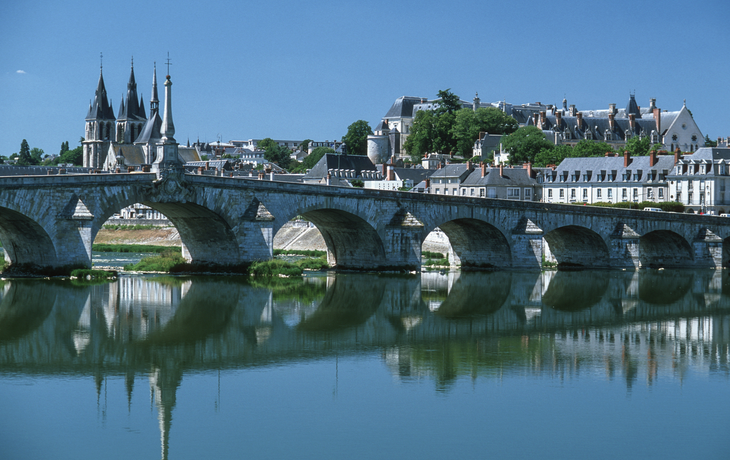 Blick über die Loire bei Blois mit der Loirebrücke