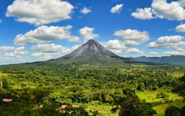 Landschaftspanoramabild vom Vulkan Arenal im Regenwald