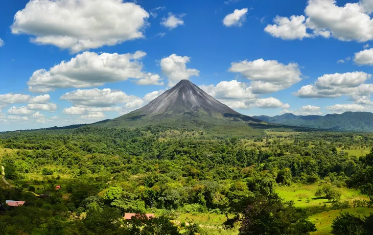Landschaftspanoramabild vom Vulkan Arenal im Regenwald