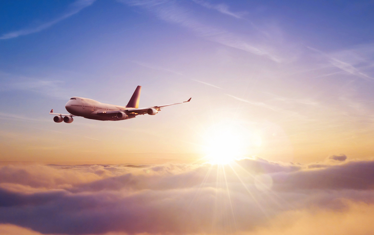 Passagierflugzeug, das über den Wolken fliegt