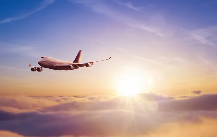Passagierflugzeug, das über den Wolken fliegt