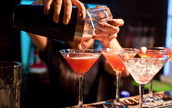 Das Barkeeper-Mädchen bereitet im Nachtclub einen Cocktail zu
