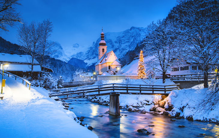weihnachtliche Kirche St. Sebastian in Ramsau, Deutschland