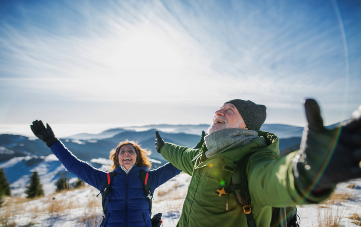 älteres Wanderpaar in der verschneiten Winternatur