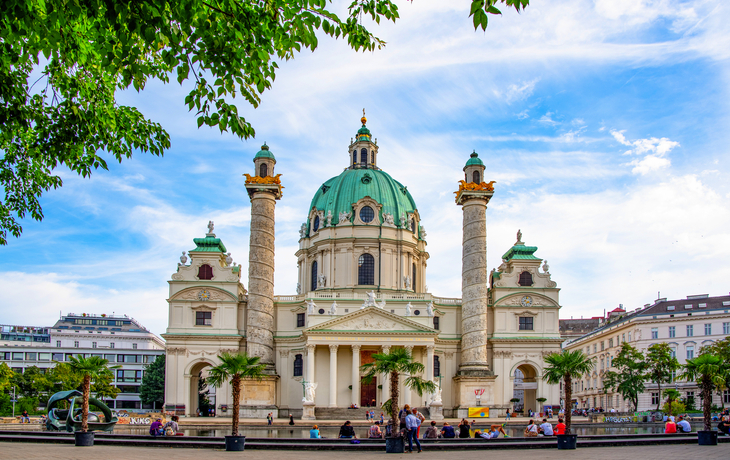 Karlsplatz und Karlskirche in Wien