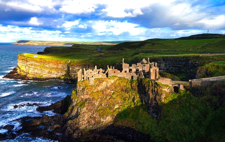Luftaufnahme von Dunluce Castle in Nordirland 