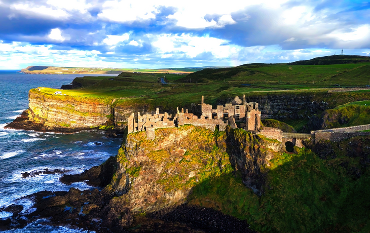Luftaufnahme von Dunluce Castle in Nordirland 