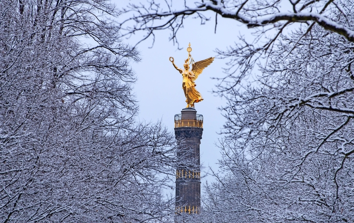 Siegesäsule im Winterkleid in Berlin, Deutschland