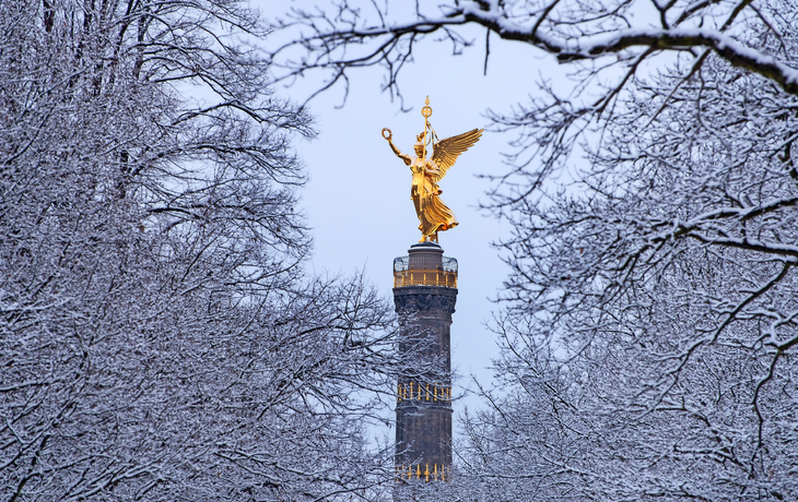 Siegesäsule im Winterkleid in Berlin, Deutschland