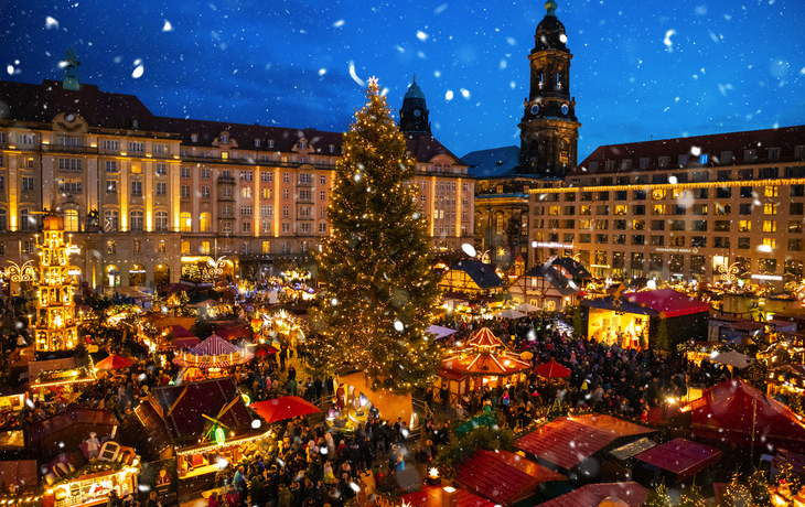 Menschen besuchen den Weihnachtsmarkt Striezelmarkt in Dresden