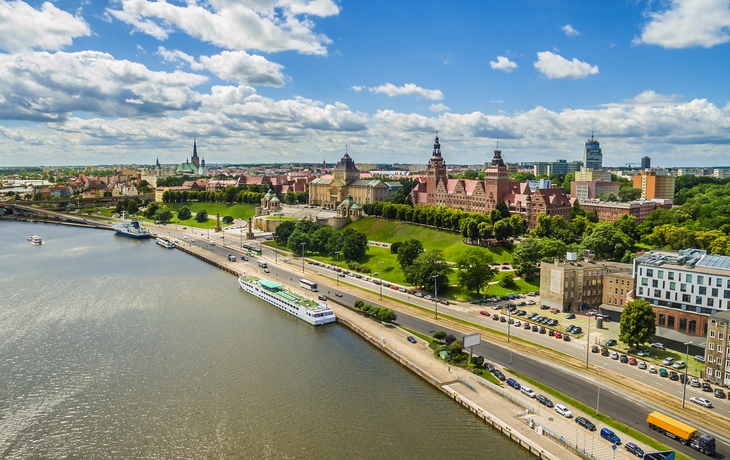 Stettin – die Chrobry-Uferpromenade und das Ufer der Oder.