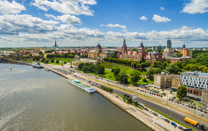 Stettin – die Chrobry-Uferpromenade und das Ufer der Oder.