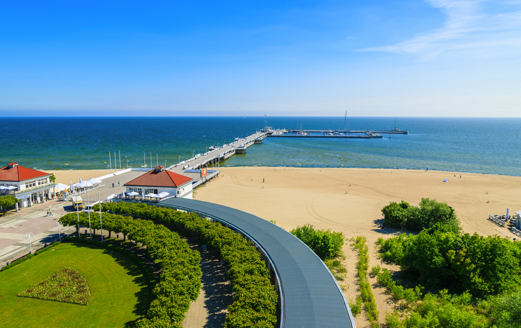 Blick auf Strand und Pier an der Ostsee in Sopot (dt. Zoppot) in der polnischen Woiwodschaft Pommern