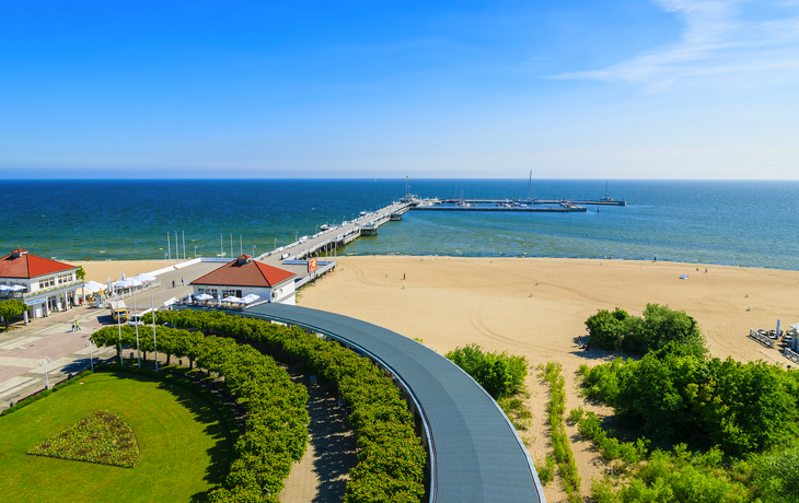 Blick auf Strand und Pier an der Ostsee in Sopot (dt. Zoppot) in der polnischen Woiwodschaft Pommern