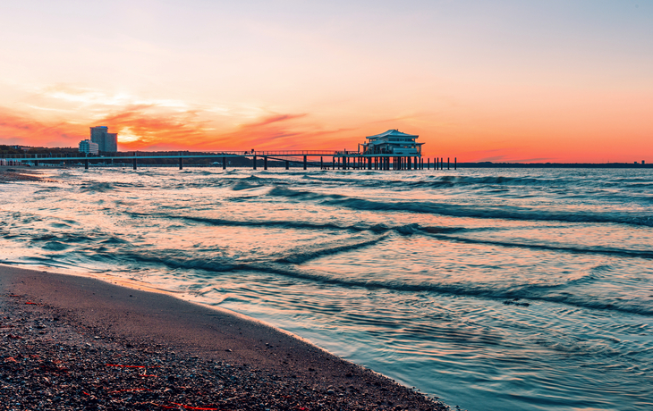 Sonnenuntergang am Timmendorf Strand, Blick auf Steg im Meer