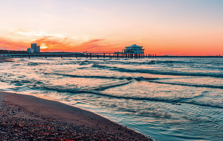 Sonnenuntergang am Timmendorf Strand, Blick auf Steg im Meer