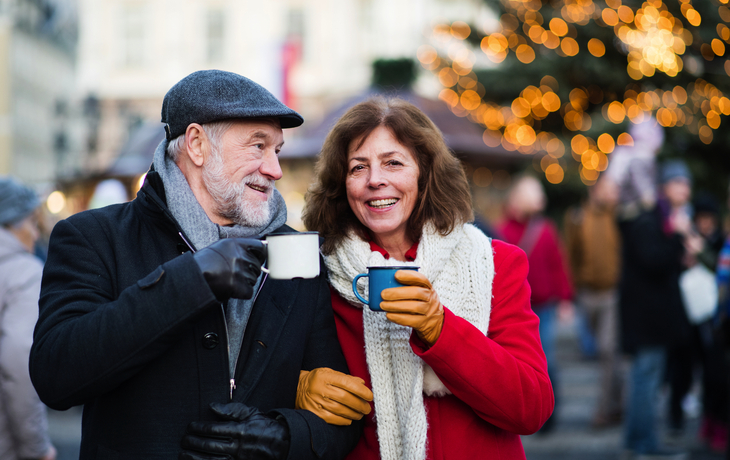 älteres Paar auf einem Weihnachtsmarkt
