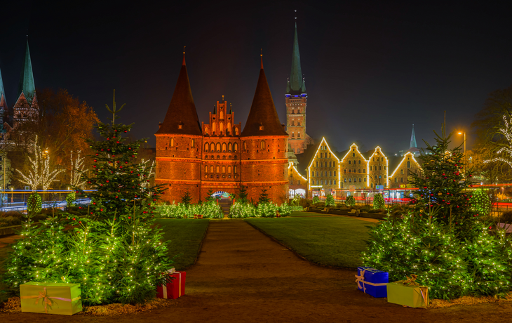 Weihnachtszeit am Holstentor in der Hansestadt Lübeck