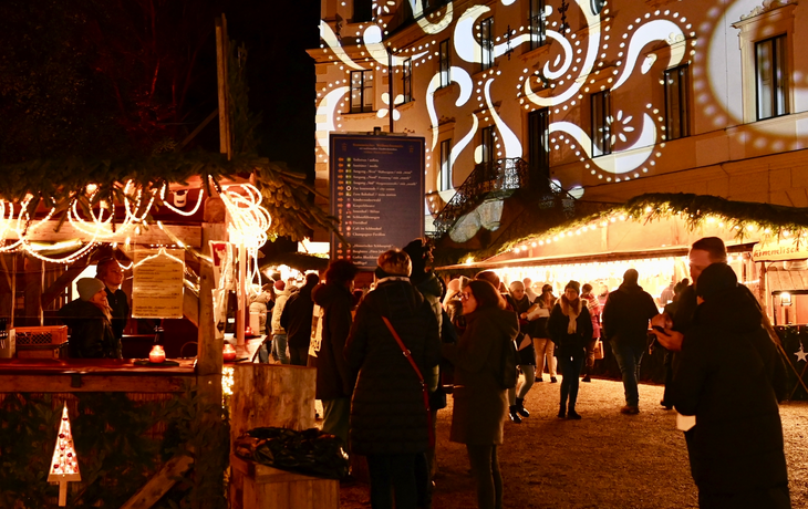 Weihnachtsmarkt auf Schloss St. Emmeram in Regensburg, Deutschland