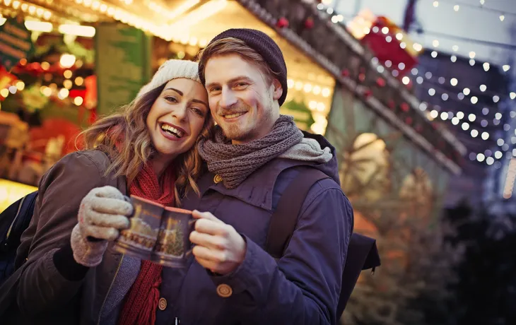 Pärchen mit Glühwein auf dem Weihnachtsmarkt