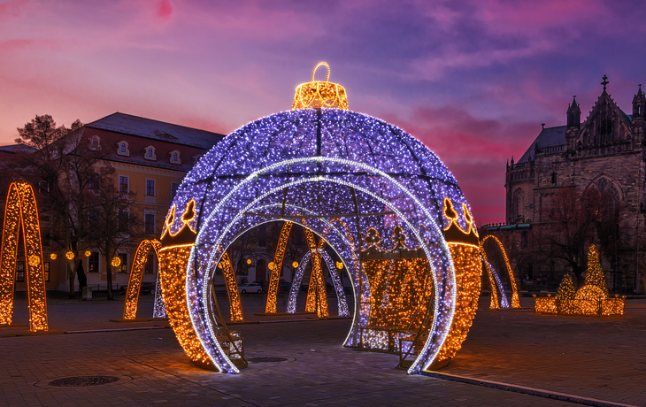 begehbare Weihnachtskugel auf dem Magdeburger Weihnachtsmarkt