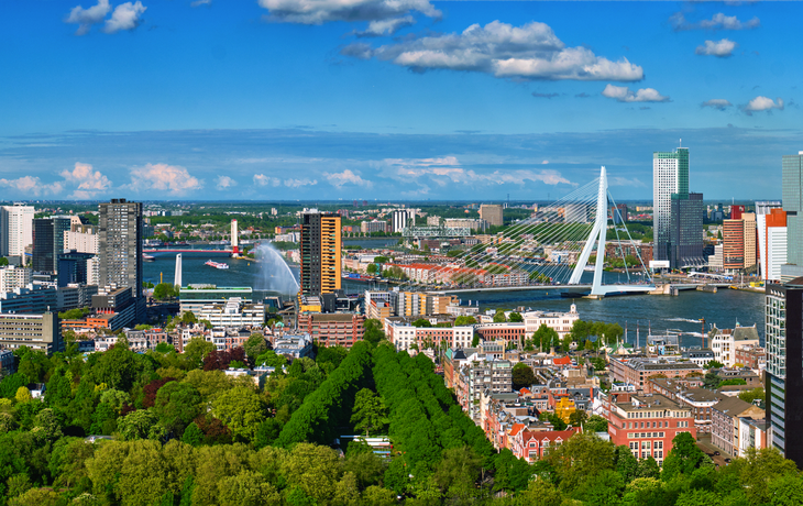 Luftpanorama der Stadt Rotterdam und der Erasmusbrücke