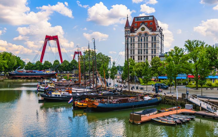 Panoramablick auf die Stadt Rotterdam mit dem alten Hafen