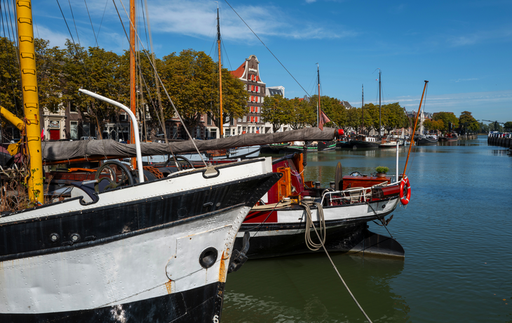 Traditionsschiffe im Hafen von Dordrecht, Niederlande