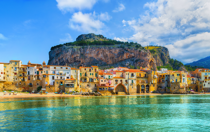 Cefalu - ein mittelalterliches Dorf auf der Insel Sizilien