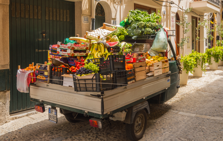 Lastwagen gefüllt mit Gemüse und frischem Obst in Cefalù