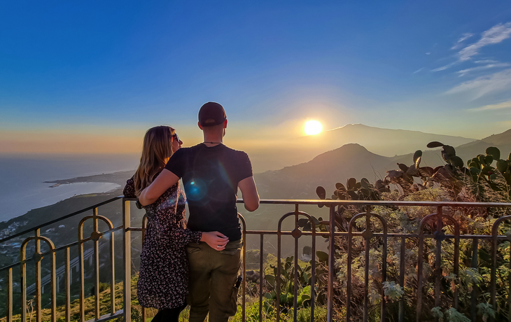 Sonnenuntergang hinter dem Vulkan Ätna in der Nähe von Castelmola