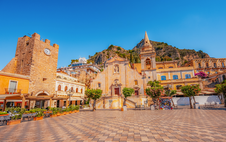 Stadtbild der Stadt Taormina, Sizilien, mit dem Hauptplatz Piazza IX Aprile und der Kirche San Giuseppe
