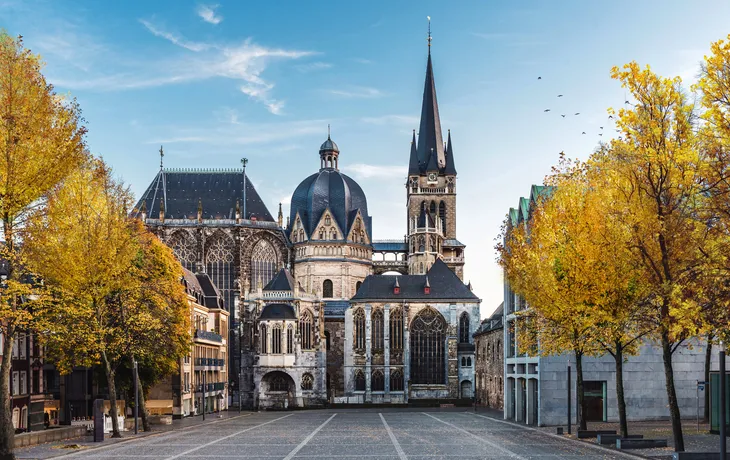 Deutscher Dom in Aachen im Herbst