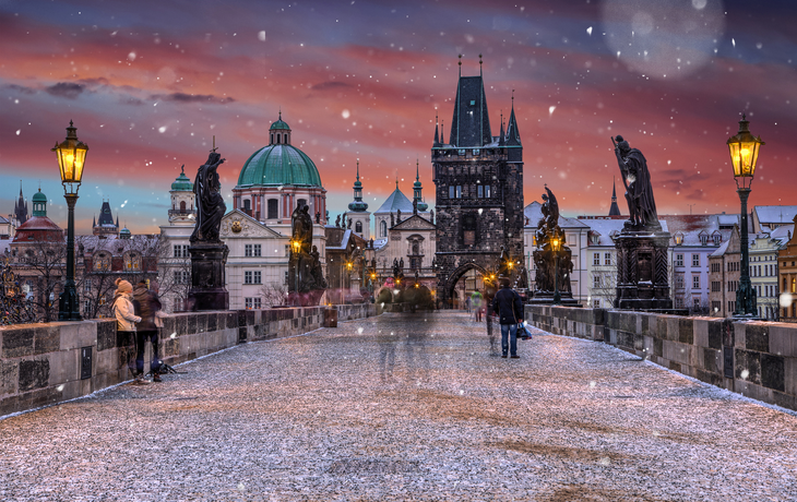 historische Karlsbrücke an einem Wintermorgen