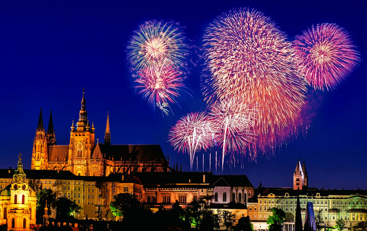 Feuerwerk über der Kathedrale des Heiligen Vitus in Prag, Tschechien 