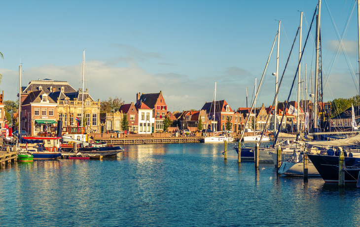 Panorama des alten Hafens und Kais in der historischen Stadt Enkhuizen