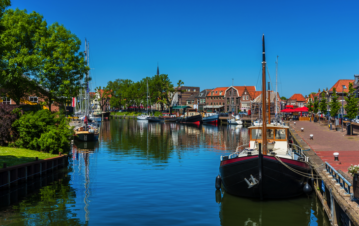 Schiffe im Kanal im Stadtzentrum von Enkhuizen, Niederlande