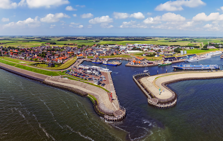 Luftaufnahme der historischen Stadt Oudeschild auf der Insel Texel in den Niederlanden
