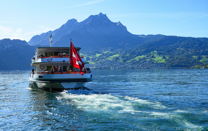 Schiff bei der Schiffsstation in Kehrsiten am Vierwaldstättersee
