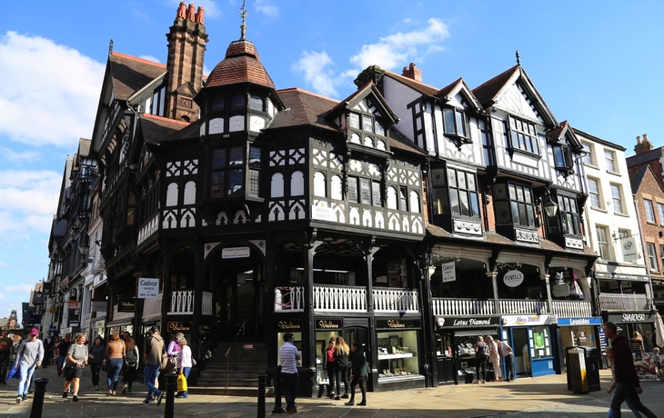 die historischen „Chester Rows“ im Zentrum von Chester, England. 