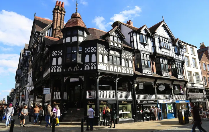 die historischen „Chester Rows“ im Zentrum von Chester, England. 