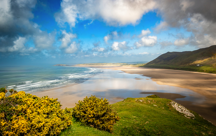 Sommertag am Strand von Rhossili in Südwales mit Blick über den Ozean
