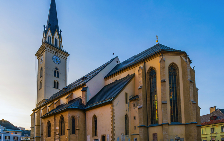 Blick auf die Kirche St. Jakob in der österreichischen Stadt Villach