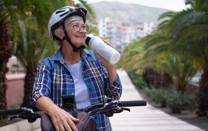 Seniorin macht Trinkpause