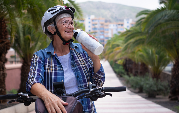 Seniorin macht Trinkpause