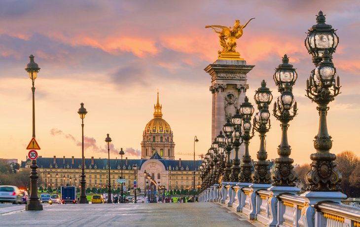Pont Alexandre III in Paris bei Sonnenuntergang