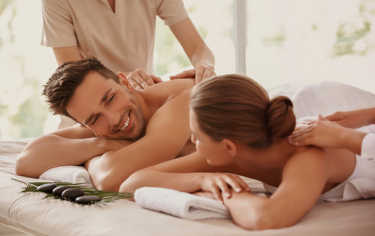 Junges Paar bei einer Massage im Wellness-Salon