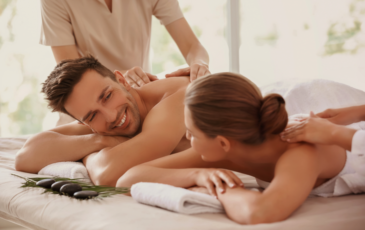 Junges Paar bei einer Massage im Wellness-Salon